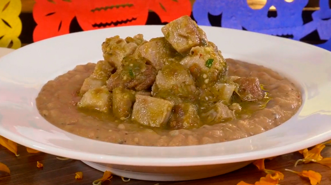 Frijoles con costillas en salsa verde